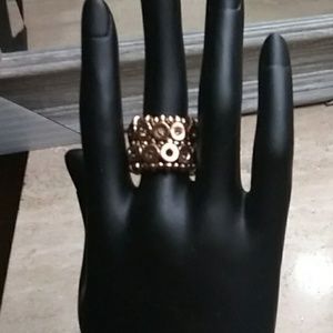 Adjustable ring.